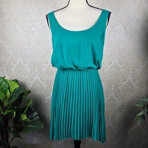 Bebe Size Small Green Hi Low Dress Blouson Top Knife Pleated Skirt Elastic Waist
